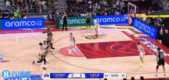 妖气十足！胡明轩灵动欧洲步过掉防守轻松上篮得分